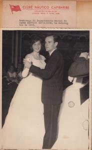 Vitoria Cleaver posa para foto durante o momento da dança em seu baile de debutantes, realizado no Clube Náutico Capibaribe, em Recife.